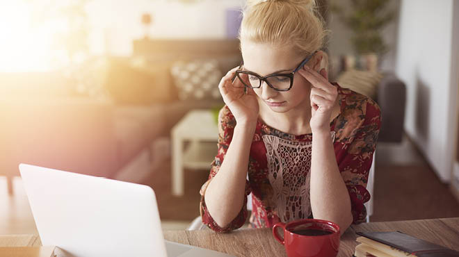 有头痛和手指在寺庙的女孩