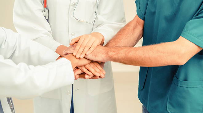 医疗保健团队用手打破