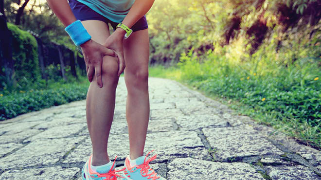 跑步者抱着膝盖