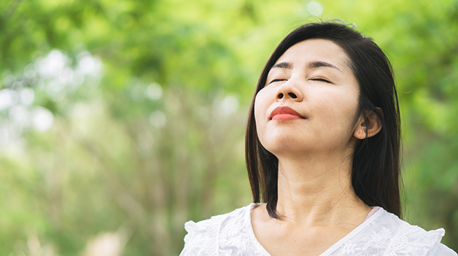 亚洲妇女呼吸新鲜空气