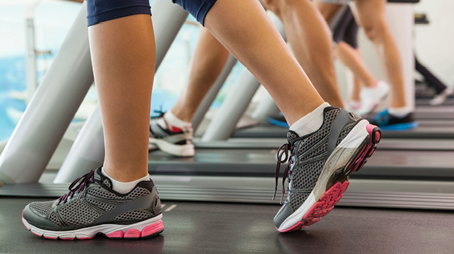 脚在跑步机上行走