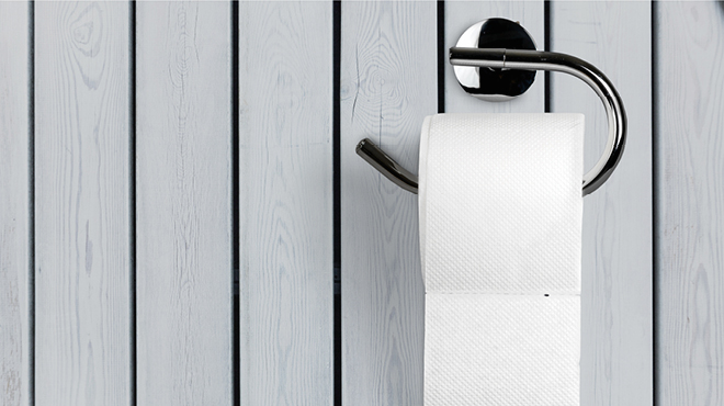 在墙壁持有人的卫生纸