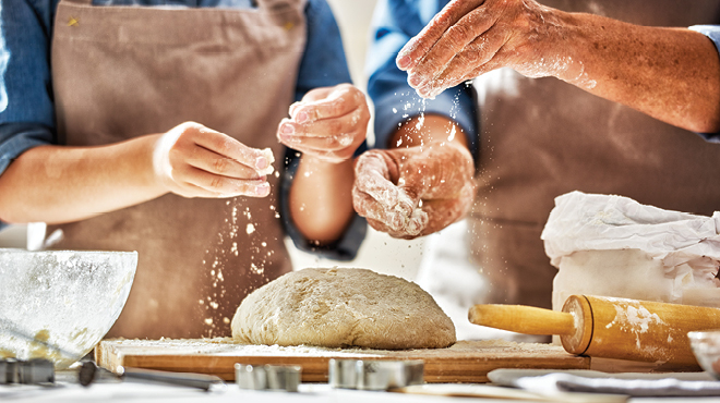 两个人在做面包