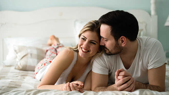 一对年轻夫妇躺在床上