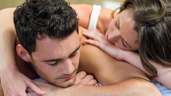 亲密的姿势的夫妇