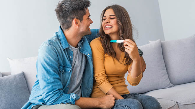 怀孕测试呈阳性的夫妇