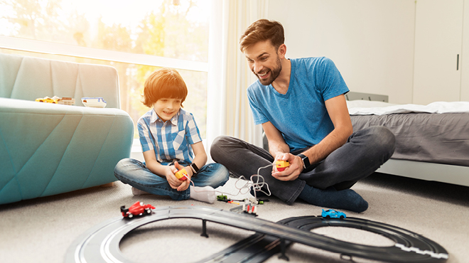 爸爸和儿子在赛道上玩汽车