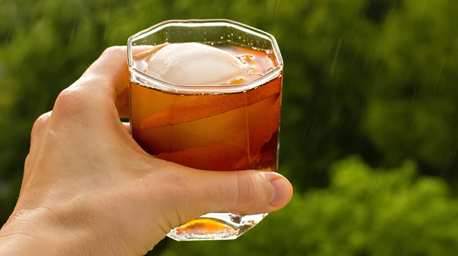 手拿着酒精饮料