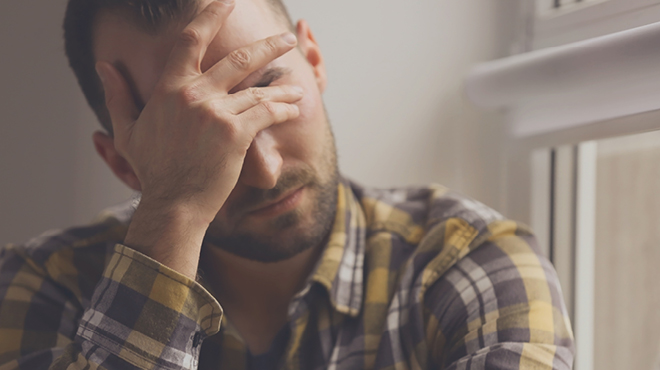 手在阴沉的脸上的眼睛