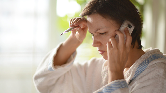 生病的女人在打手机