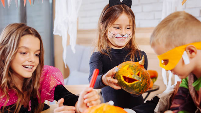 孩子们过万圣节的乐趣