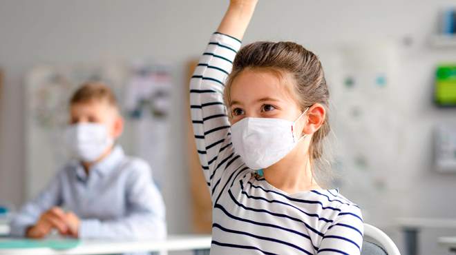 教室里的孩子戴着面具