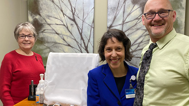 眼科医生RuthAnne Langford,医学博士Anna Kitzmann和验光师Robert Friese讨论热搏动治疗。