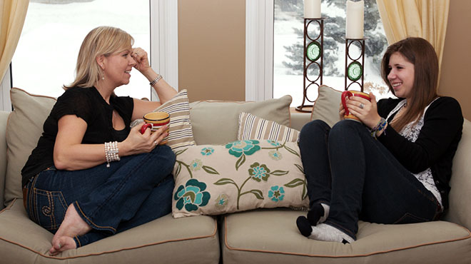青少年和妈妈在沙发谈话