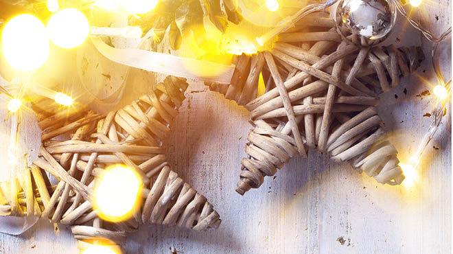 柳条星星与圣诞彩灯