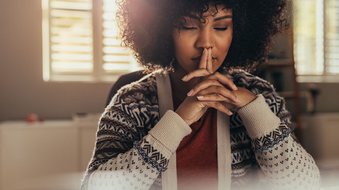 有手指的妇女一起系在一起