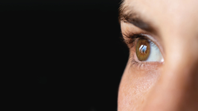 棕色的眼睛关闭