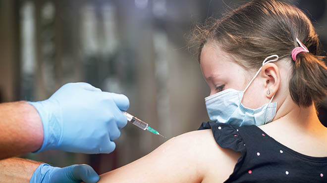 在手臂接受疫苗的儿童