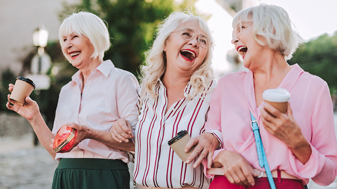 一群成熟的女人在笑