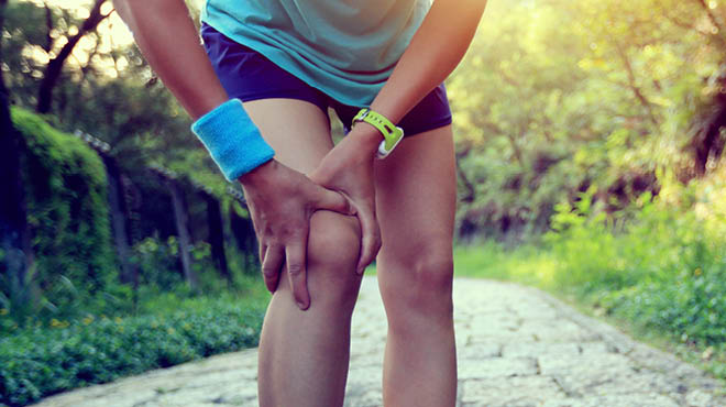 双手抱着膝盖,疼痛难忍