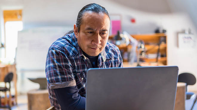 看着笔记本电脑屏幕