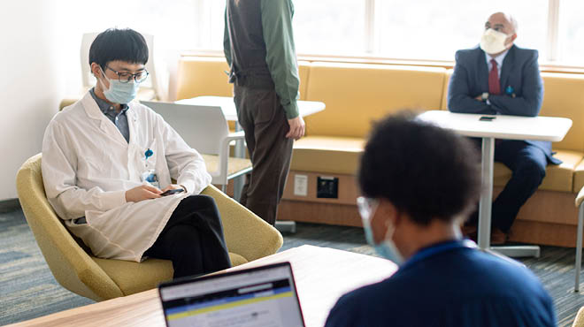 蒙面的人在社会疏远