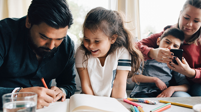 父母和孩子一起做活动