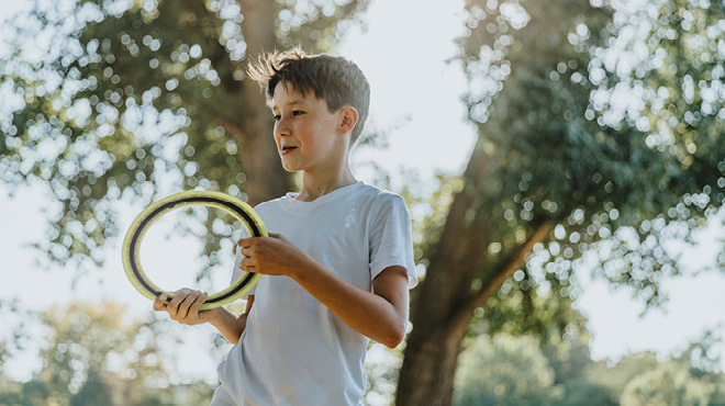 十几岁的孩子在外面玩碟片