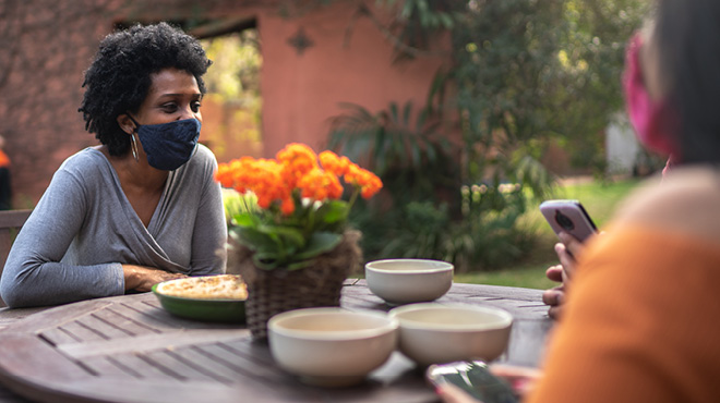 社交面具户外在桌子上