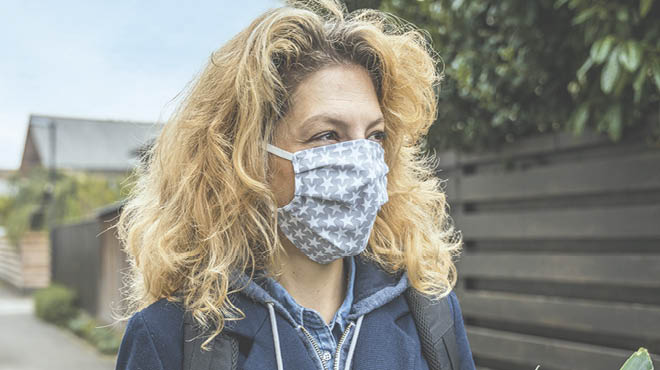 有星面罩的妇女