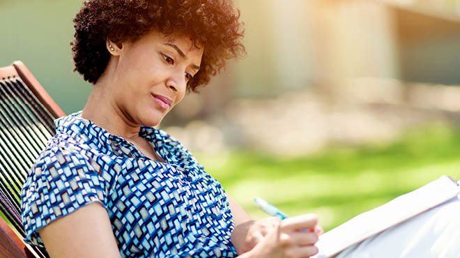 坐在户外的时候写作