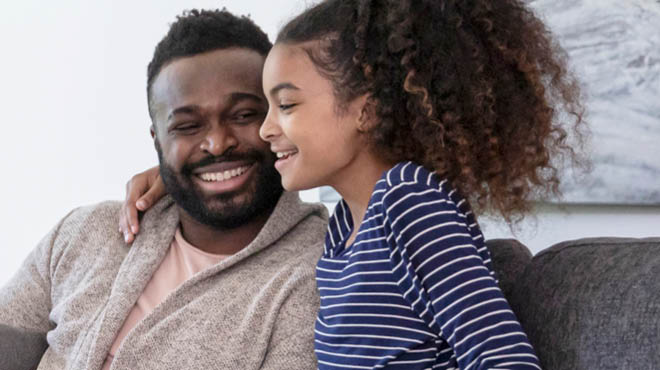 孩子用手臂搂住父母的肩膀