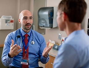 医生与病人交谈